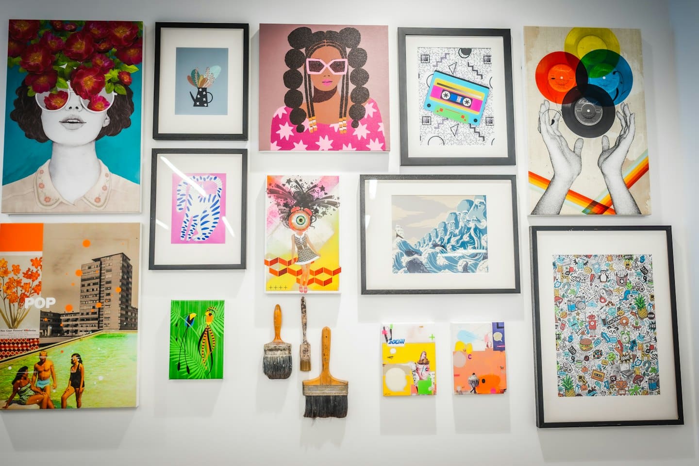 Neobvyklá zbierka súčasného umenia a štetcov na galériovej stene.